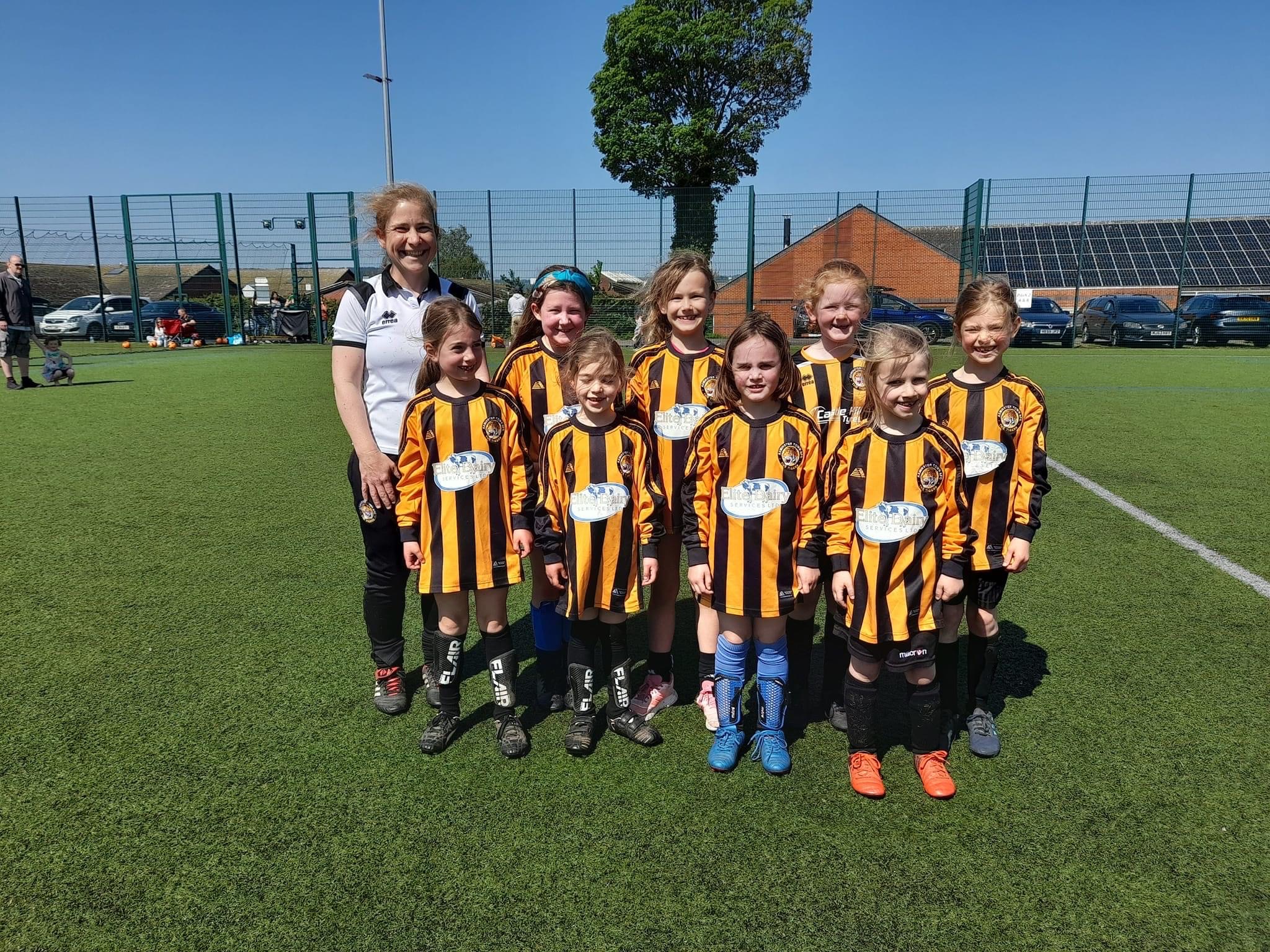 Axminster Town Under 8s girls team coached by Rachel Burrough