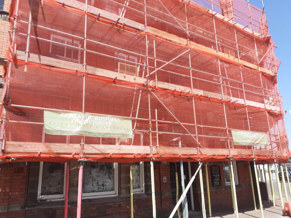 The Swan and Chequers in Sandbach is clad in scaffolding. (Photo: Sandbach Nub News) 