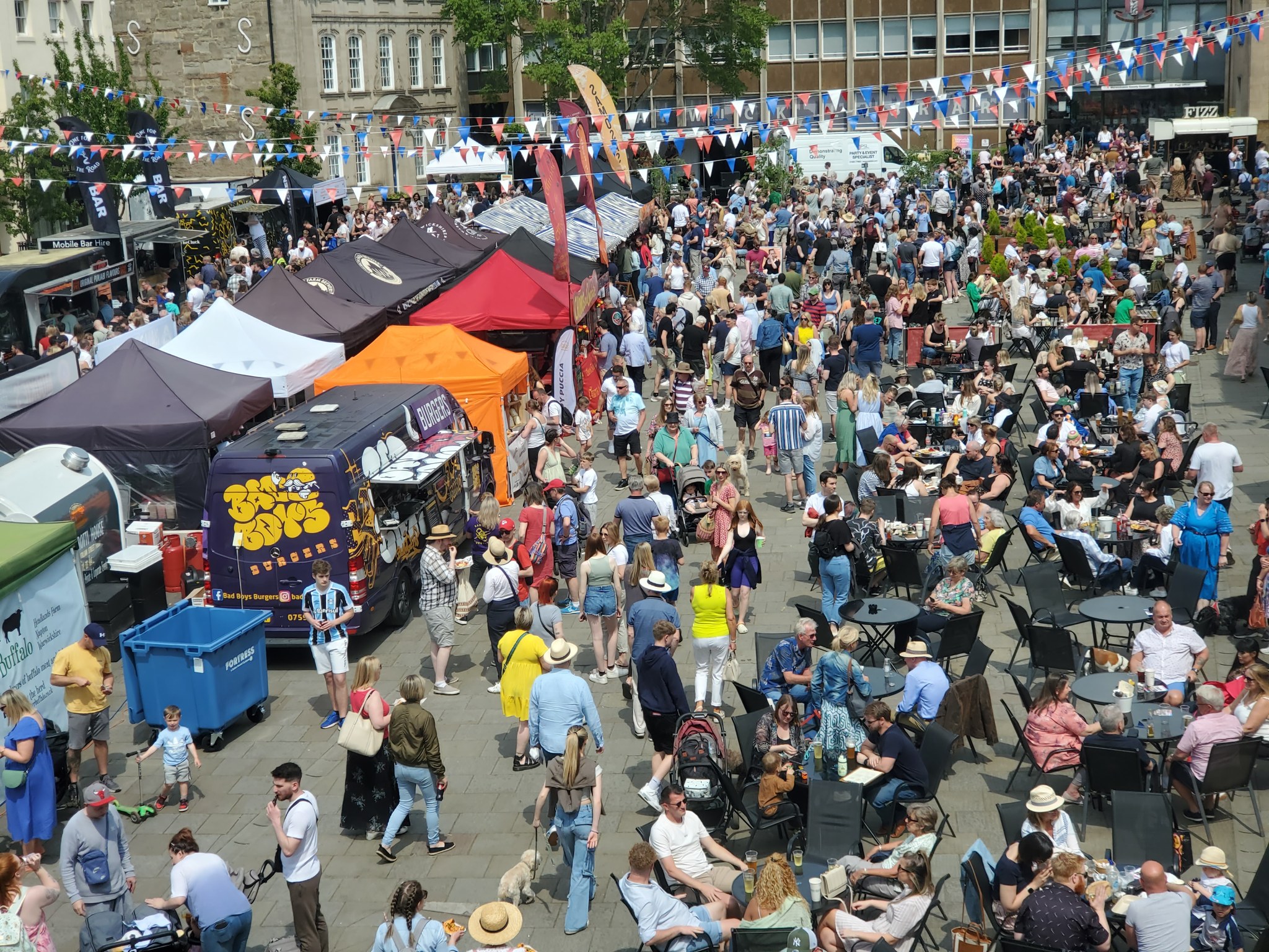 Over 100 food and drink traders took over the centre of Warwick on Sunday (image via Geoff Ousbey)