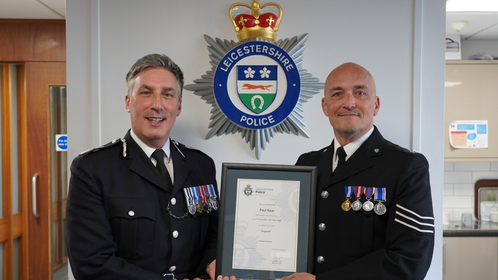 Sergeant Paul Kear with the Chef Constable. Image credit: Rutland and Leicestershire Police. 