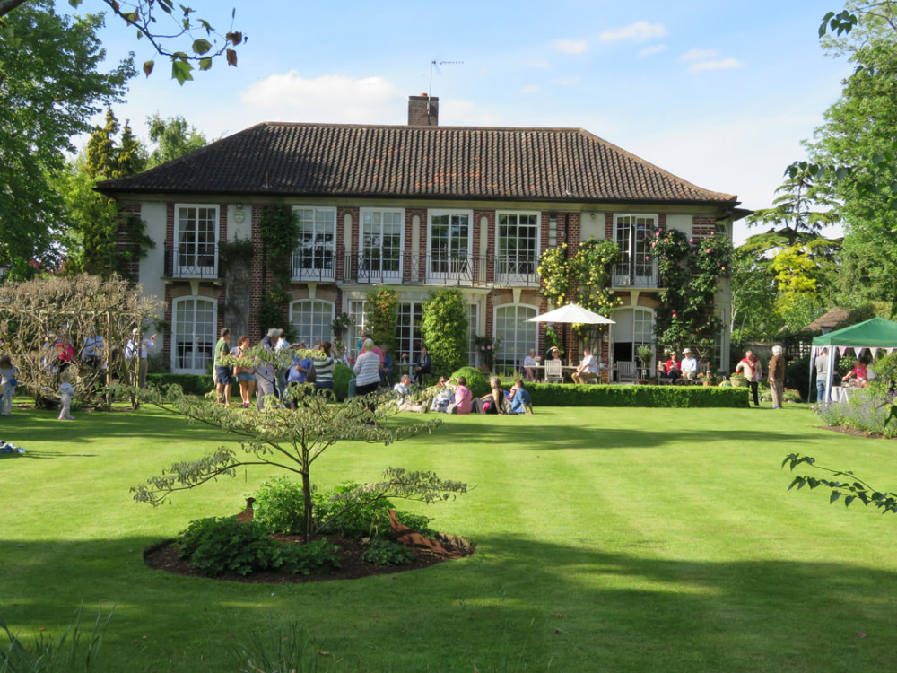 The owners of over 25 beautiful gardens in Sheen are opening their gates to visitors on Sunday.