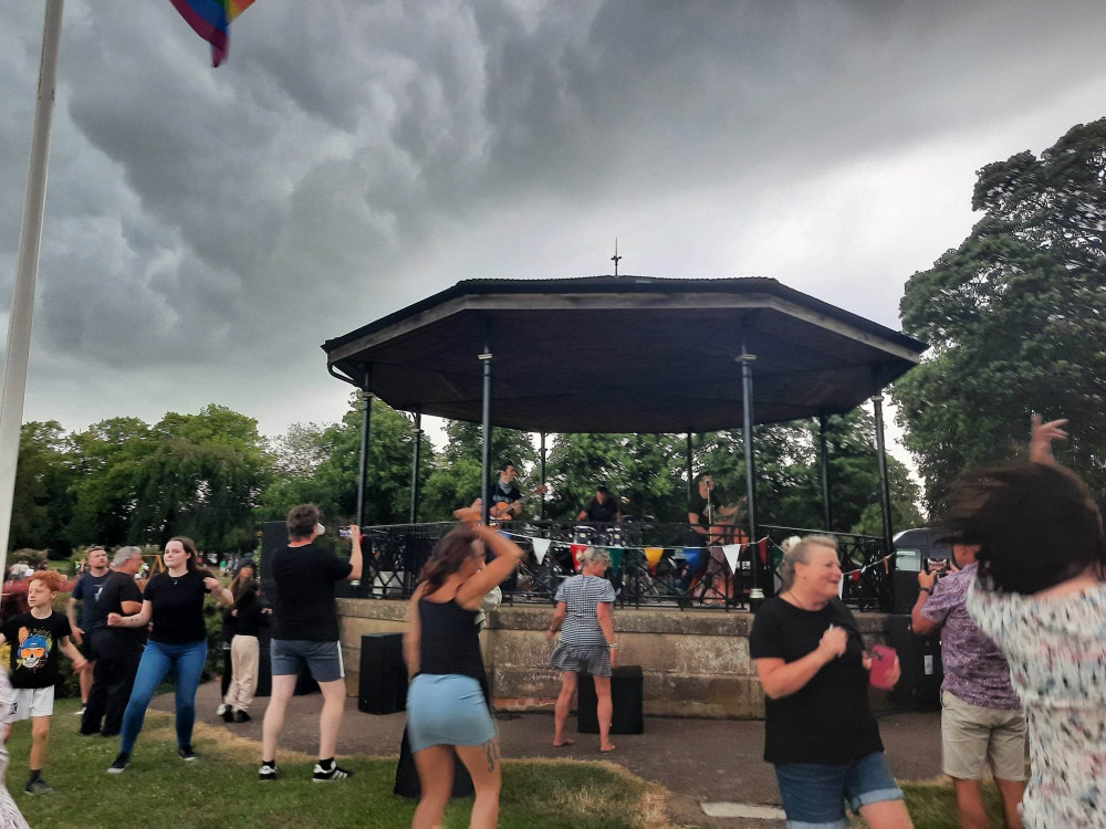 Rutland residents enjoyed live music in Oakham's Cutts Close at the weekend. Image credit: Nub News. 