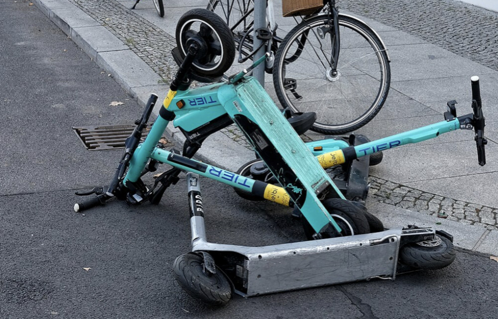 Riding an e-scooter on the pavement could bag you a £50 fine. (Image CC 4.0 Cropped Jörg Fuhrmann (Intermerker) https://tinyurl.com/3fkacb6u)