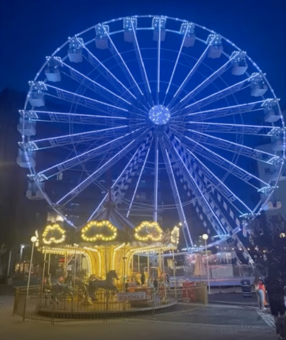 Felixstowe's big wheel erected on promenade - BBC News