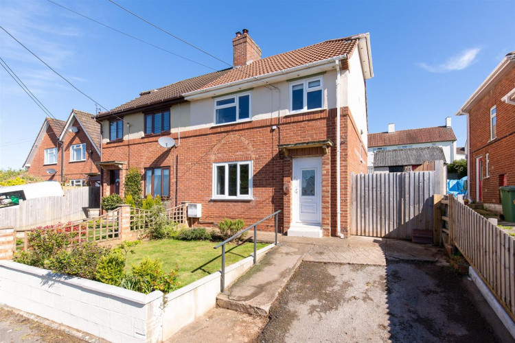 A fantastic, three bedroom property situated on the edge of Wells in a popular residential area. 