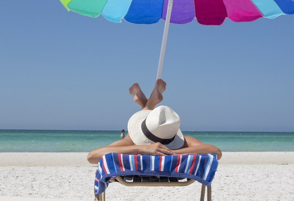 Dr Shyna gives Nub News readers an insight into the impact of sunbathing (image via Pexels)