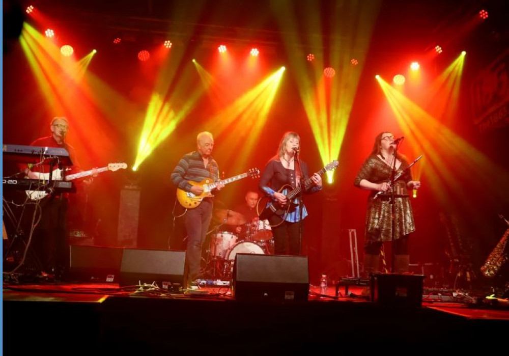 The Kindred Spirit Band are a five-piece, featuring the “perceptive and intriguing” songs, “haunting and beautiful” voice and rhythm guitar work of Elaine Samuels.