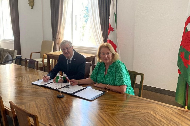 Mark Drakeford and Linda Taylor sign agreement. (Image: Cornwall Council) 