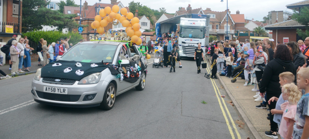 Crowds cheer Felixstowe Carnival 2023 (Picture: Nub News)