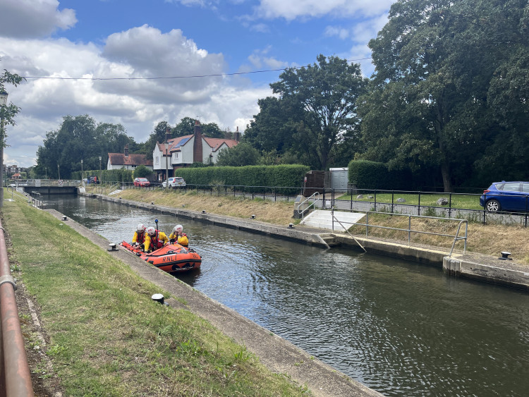 RNLI boat gives water safety demonstration in Teddington Lock. (Photo: Emily Dalton)