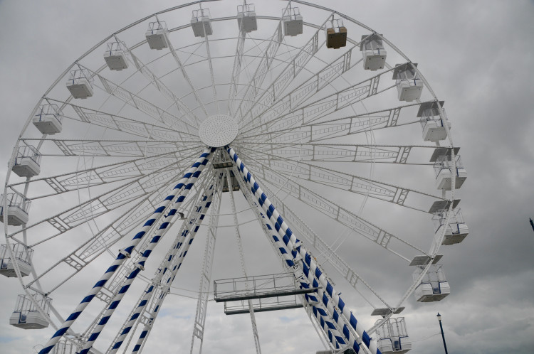 Felixstowe's big wheel erected on promenade - BBC News