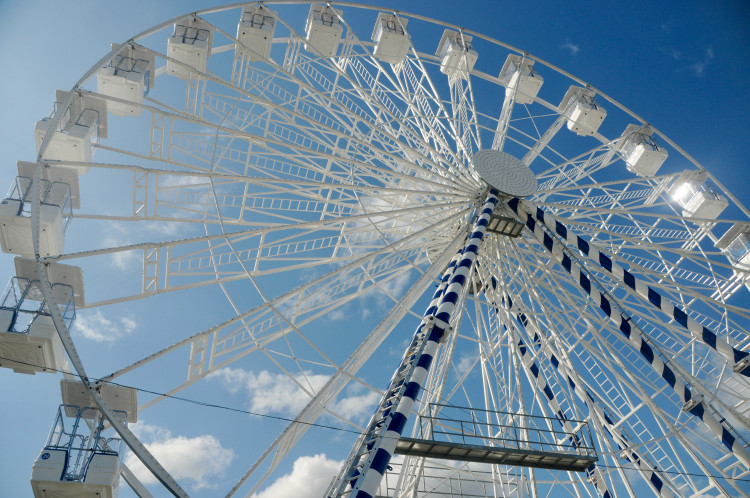 Felixstowe's big wheel erected on promenade - BBC News