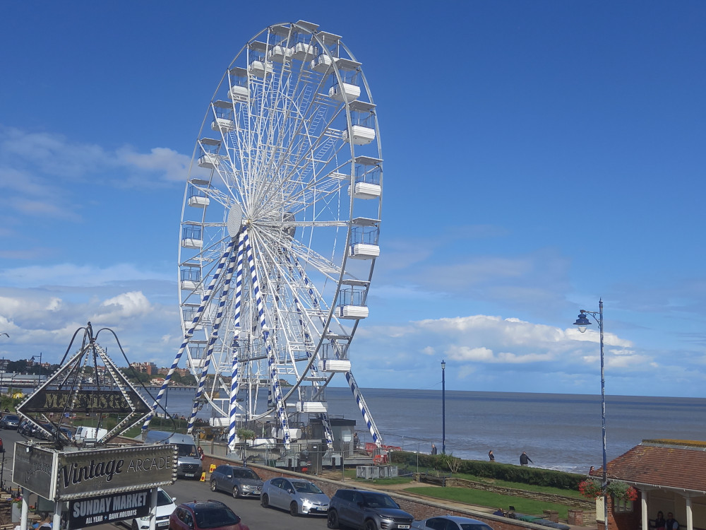Felixstowe's big wheel erected on promenade - BBC News