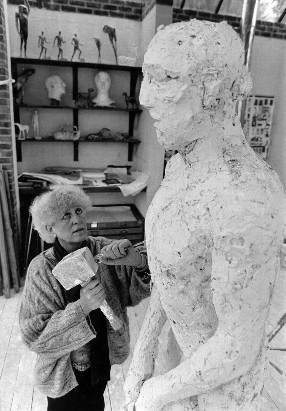 Elisabeth Frink working on the Dorset Martyr group, 1985 (© Anthony Marshall/Courtesy of Dorset History Centre. Artist copyright in image kindly approved by Tully and Bree Jammet)