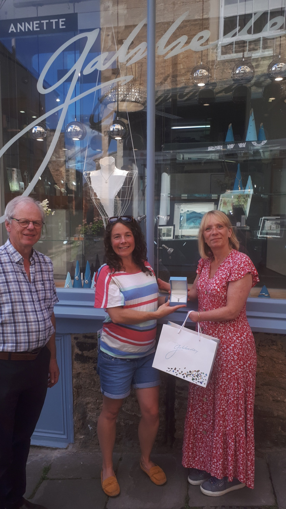 Image – by Beverly Jones  Gavin Rea – Festival Chairman, Rosalie Morgan 2023 Treasure Hunt Winner, Annette Gabbedey – Annette Gabbedey Jewellery