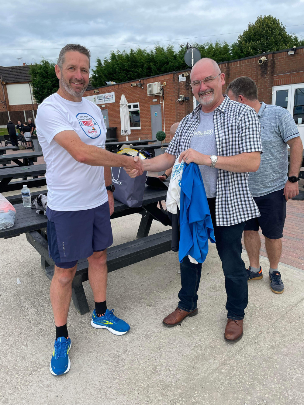 Sandbach Striders' Steve Treweeks (right) hands over the tops. (Photo: Colin Dalton) 