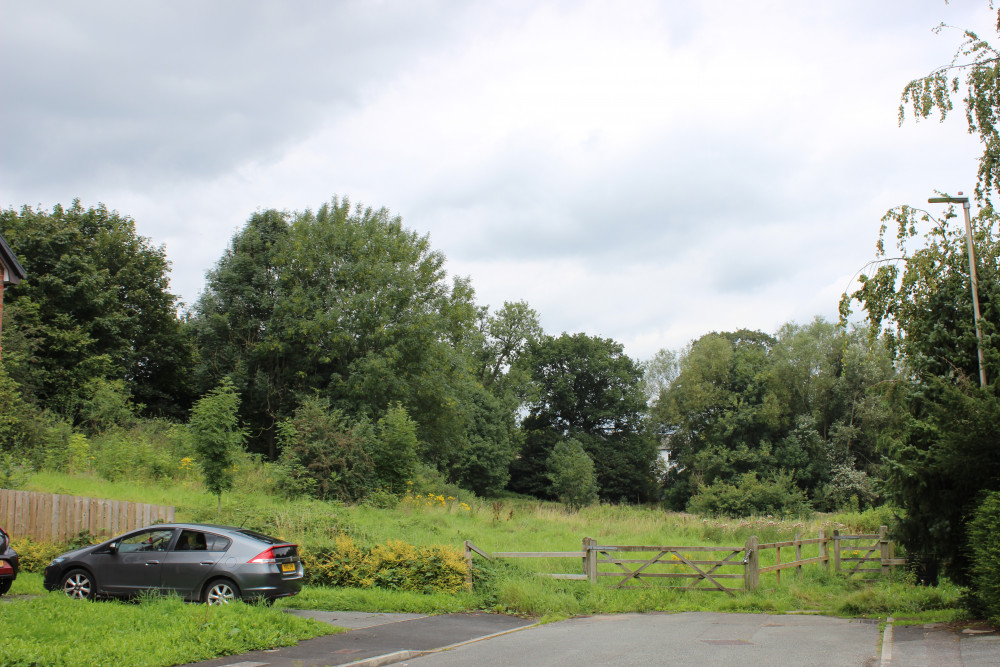 The site is beyond these gates, directly next to the pre-existing houses on Coope Road. (Image - Macclesfield Nub News)