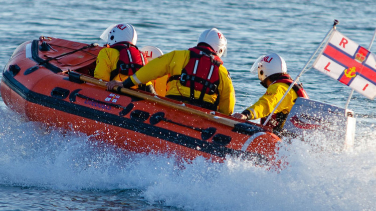 Exmouth inshore lifeboat in action (John Thorogood/ RNLI)