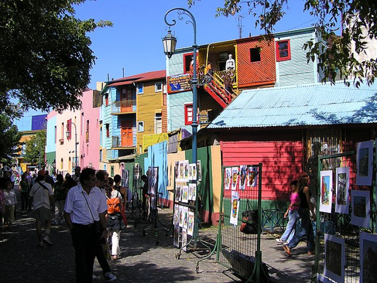 La Boca is famous for its colourful streets. Some of its artists are flying to Stockport to bring some of it to the North West! (Image - Wikimedia Commons / Panoramio)