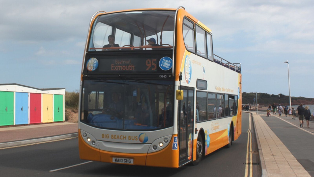 The 95 service on Exmouth seafront (By Geof Sheppard, CC BY-SA 4.0, https://commons.wikimedia.org/w/index.php?curid=83014301)