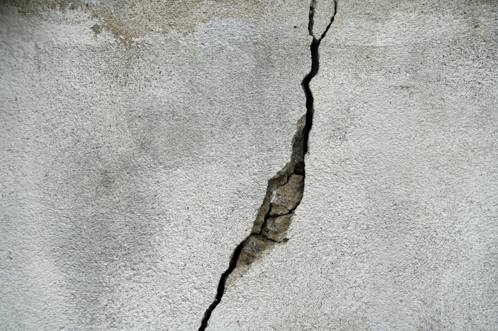 A concrete wall with a crack in. (Image by Michael Krause from Pixabay. Please note: This image is not of a school and is not directly connected to RAAC)