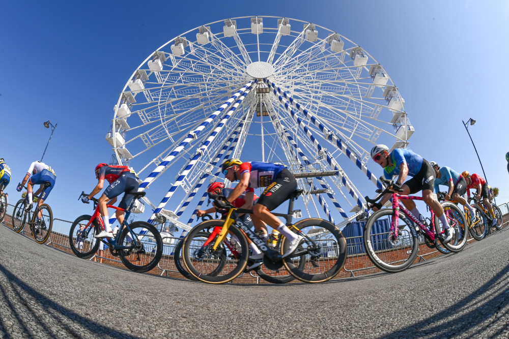 Riders sprint past ferris wheel for fabulous finish in Felixstowe (Picture: Simon Wilkinson/SWPix.com) 