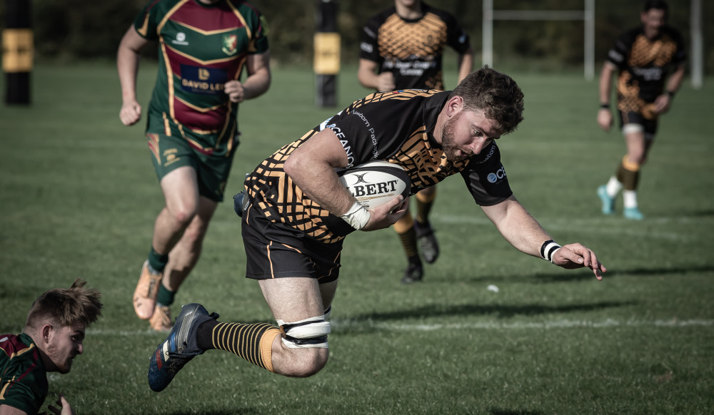 Sam Weatherall scoring a try in the new kit. Image credit: @andybalmford Instagram. 