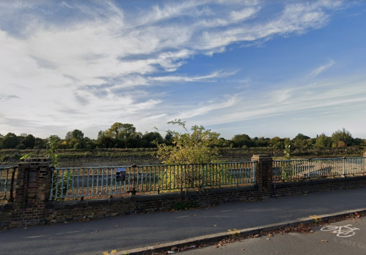 Seething Wells filter beds viewed from Portsmouth Road, Surbiton (credit: Google Maps). 