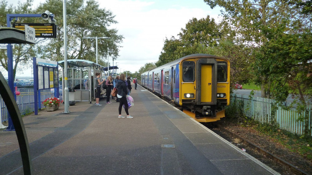 Exmouth railway station (By Dr Neil Clifton, CC BY-SA 2.0, https://commons.wikimedia.org/w/index.php?curid=135717700)