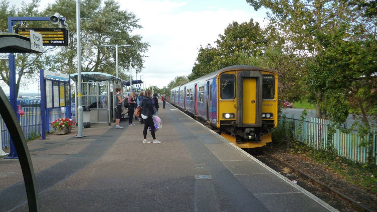 Exmouth railway station (By Dr Neil Clifton, CC BY-SA 2.0, https://commons.wikimedia.org/w/index.php?curid=135717700)