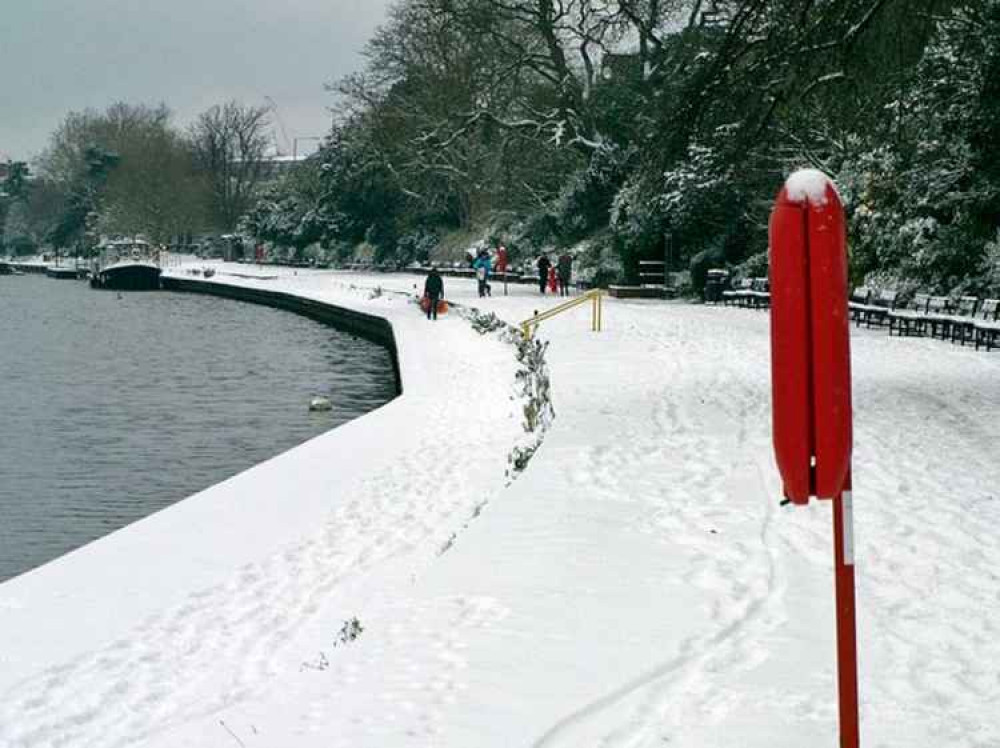 Snow by the Thames in Kingston