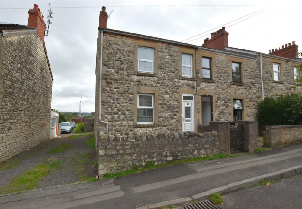 Three bedrooms and a long rear garden at this property on Clevedon Road Midsomer Norton. Photo : Rightmove