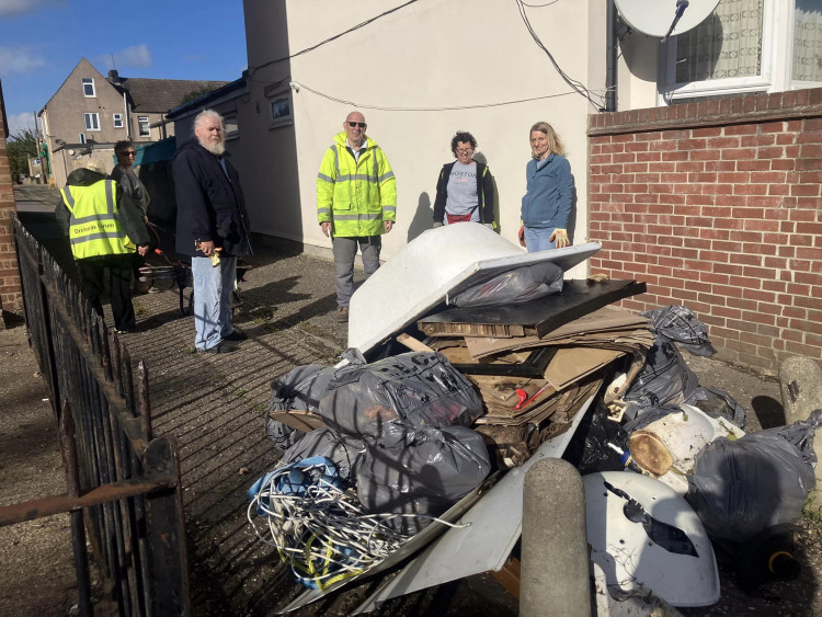 Flytipped items including a bath were collected up for removal by volunteers 