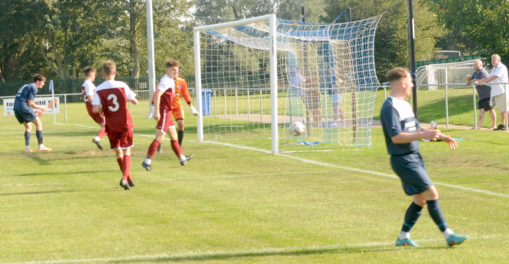 Tom Warren and Ollie Dunlop scored for Hadleigh against Kirkley (Picture: Nub News)