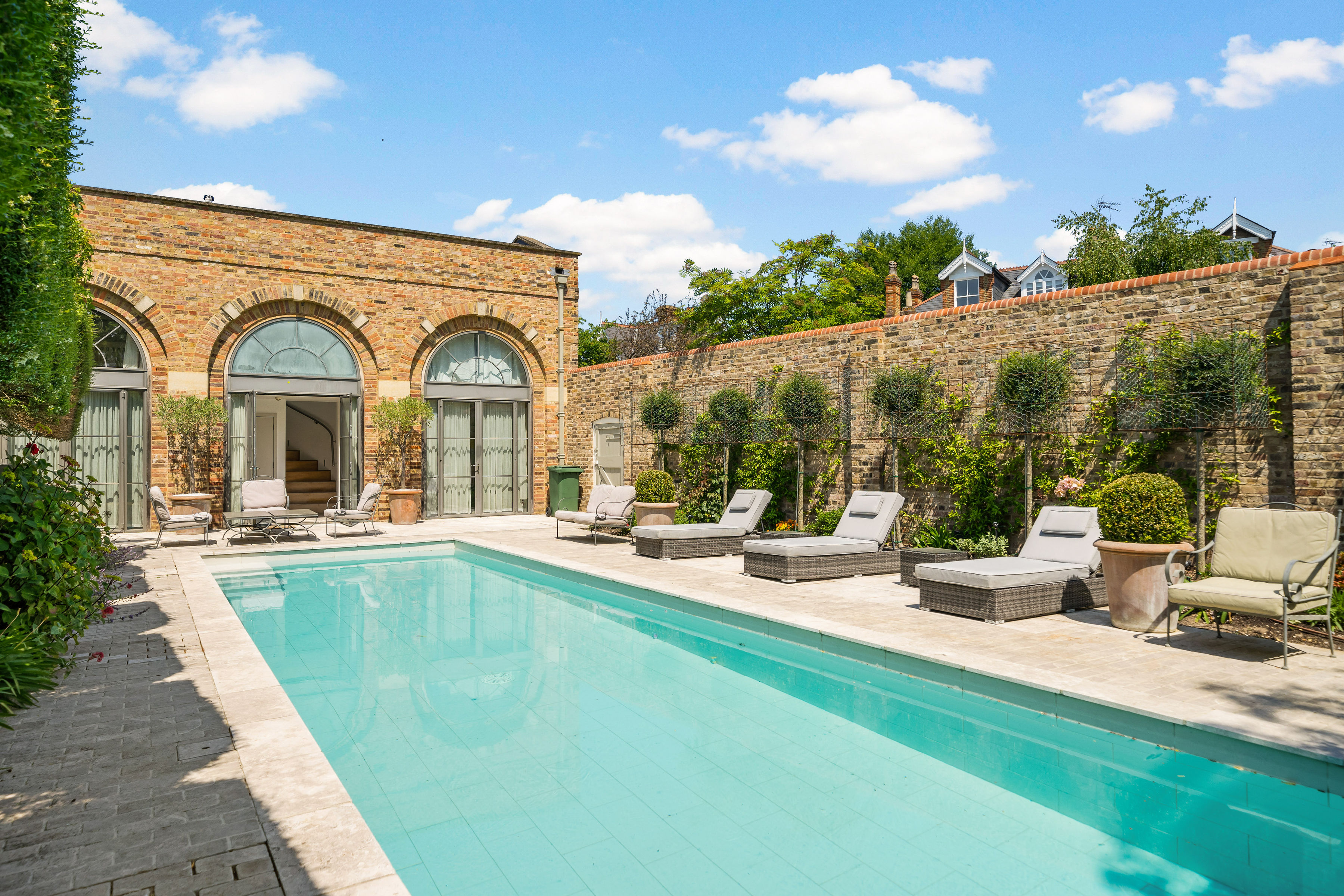 The swimming pool and pool house. (Photo Credit: Fine and Country Richmond).