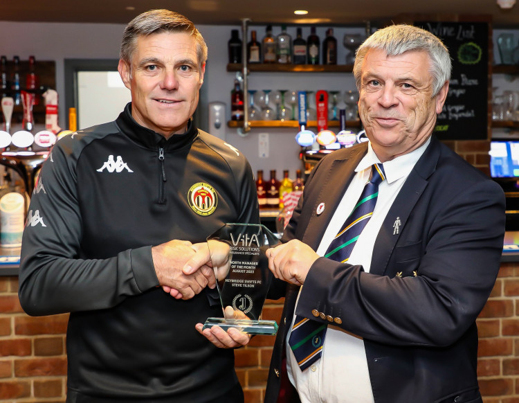 Steve Tilson was presented with an Isthmian League 'Manager of the Month' award for August. (Credit: Heybridge Swifts)