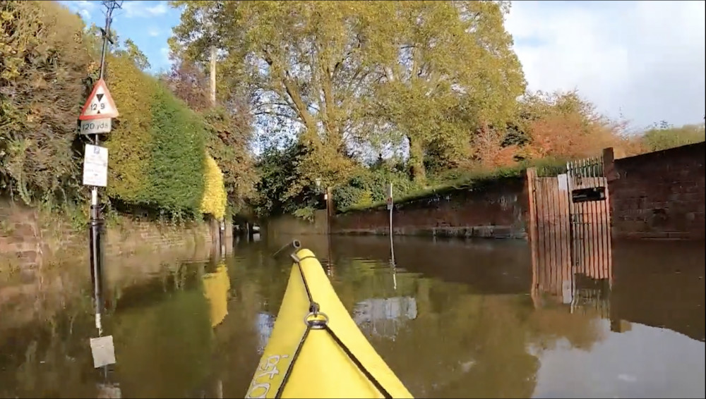 The tide in Twickenham and Richmond was extremely high yesterday. (Photo Credit: @KaptainKwack).