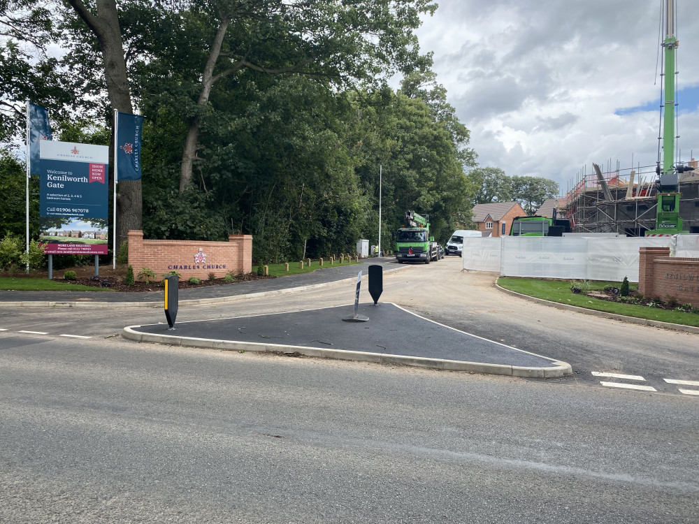 Residents at the Kenilworth Gate estate are forced to cross the busy Leamington Road if they want to walk into town (image by James Smith)