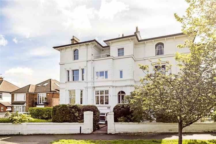 The front of the building with its characteristic stucco front / All photos: Dexters Kingston via Rightmove