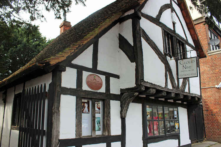 A Tudor cottage in Cheam. Henry VIII once built a palace here! (Credit: Maggie Jones on Flickr)