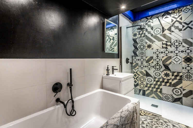 The bathroom (Credit: Carringtons via Rightmove)