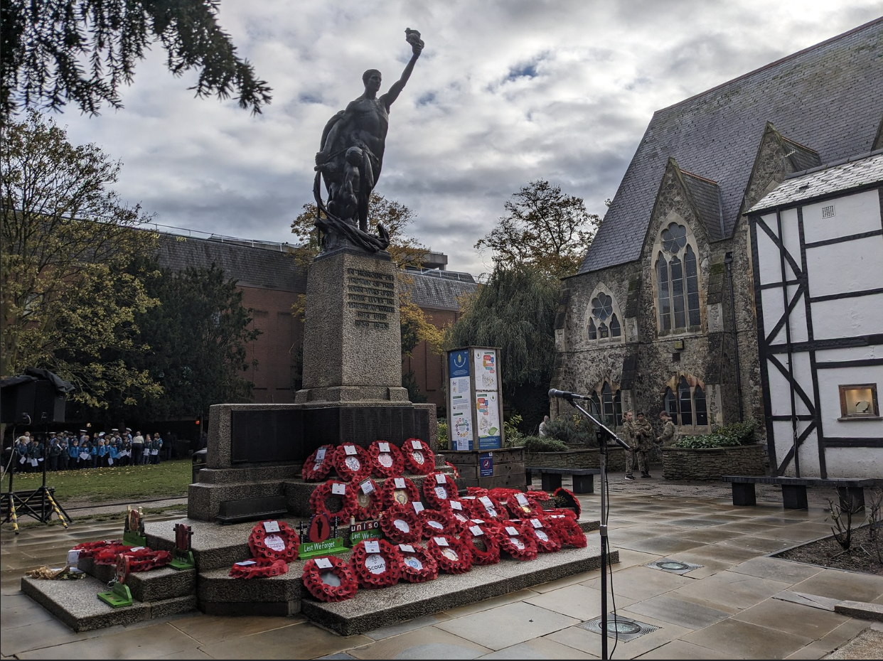 Laying poppy wreaths.(Photo: Kingston Council)