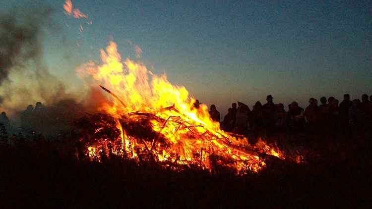 traditional Cornish midsummer bonfire (Credit: Talskiddy via Wikimedia Commons)