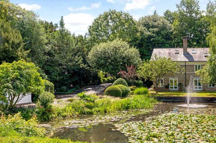 Residents have access to the beautiful surrounding gardens (Credit: Savills Wimbledon via Rightmove)