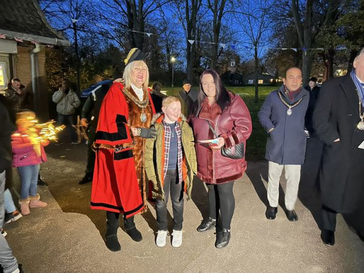  Mayor Sue Little and Purfleet Primary competition winner Franky Carter switched on the lights.