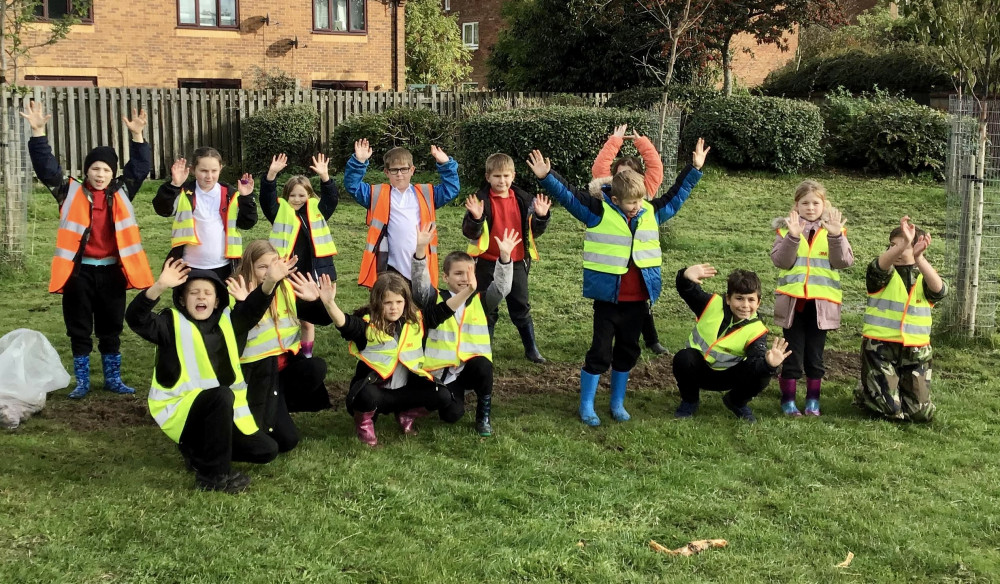 Belvoirdale Primary School pupils plant bulbs in Coalville Park. Photos: North West Leicestershire District Council