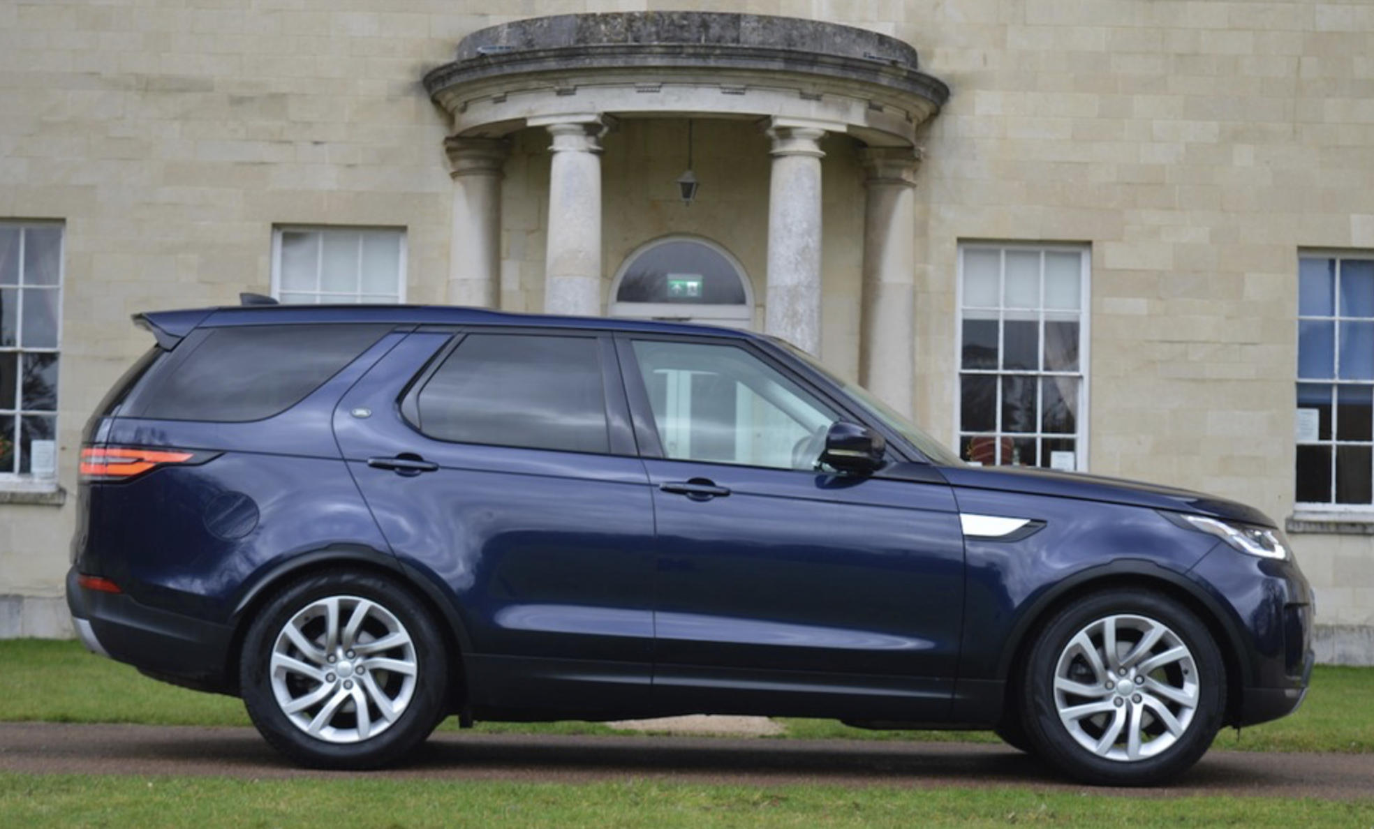 Hello and welcome to the latest in our series Hitchin Nub News' Car of the Week: This week we're featuring The Car Agents' LAND ROVER DISCOVERY TD6 HSE 7 SEATER