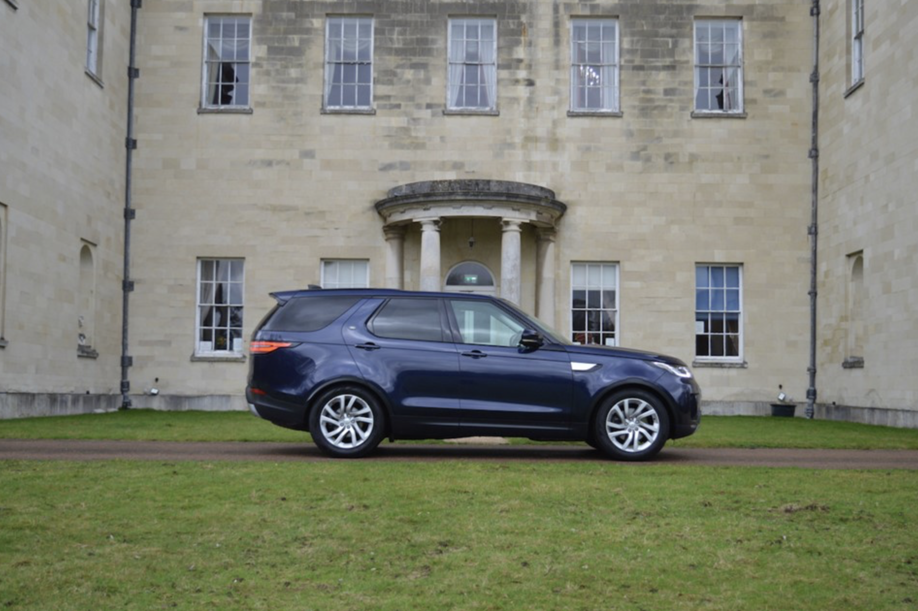 Hello and welcome to the latest in our series Hitchin Nub News' Car of the Week: This week we're featuring The Car Agents' LAND ROVER DISCOVERY TD6 HSE 7 SEATER