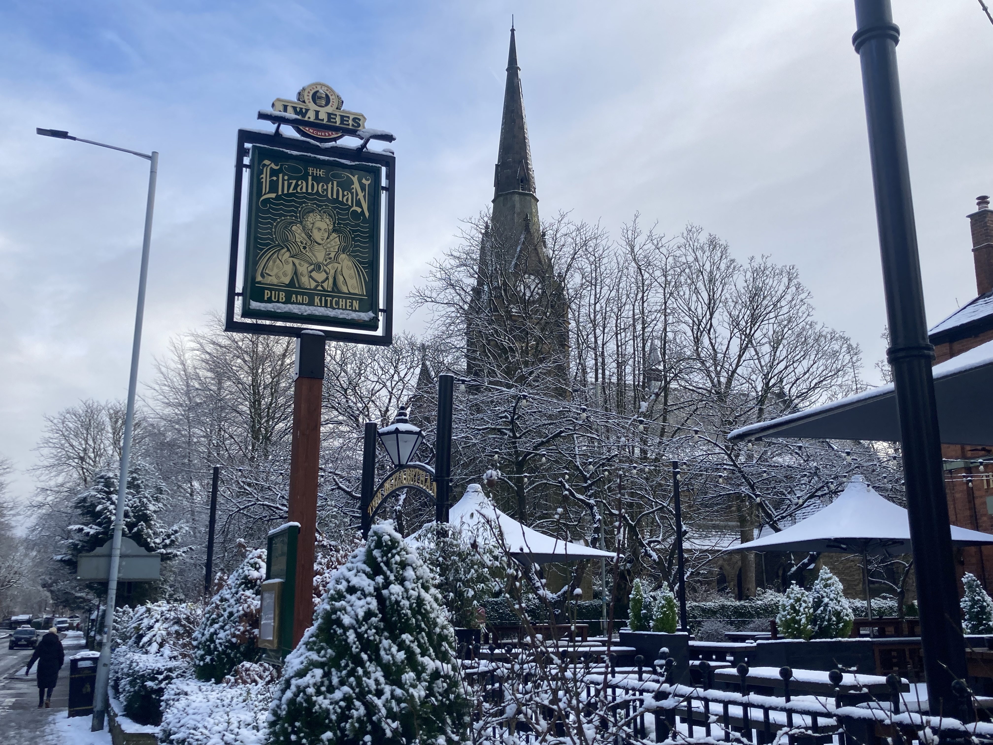 The Elizabethan pub in the snow (Image - Alasdair Perry)