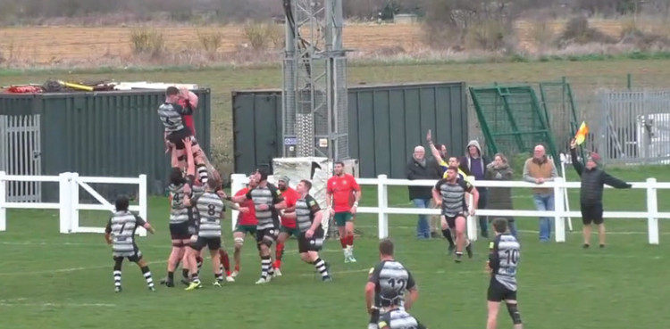 Thurrock responded to Harlow's early score by winning this line-out and setting up a maul which ended with Jack Cowman going over their their opening try. 